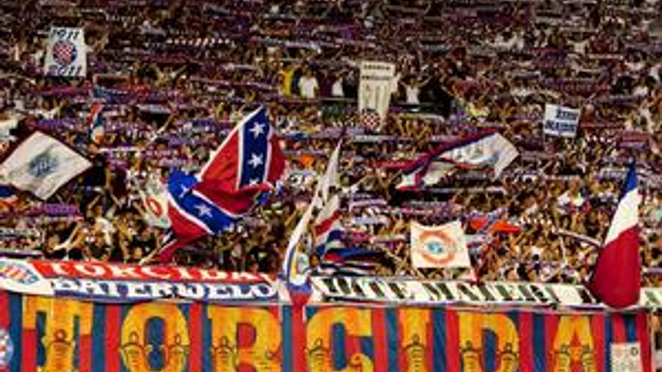 Fanúšikovia Hajduku celý zápas povzbudzovali svojich hráčov, po prehre im však nič nedarovali.