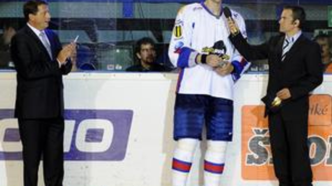 Zdeno Chára (uprostred) získal na podujatí Zlatý puk 2009 ocenenie Najlepší hokejista Slovenska. Cenu mu odovzdal predseda Národnej rady SR Pavol Paška (vľavo).