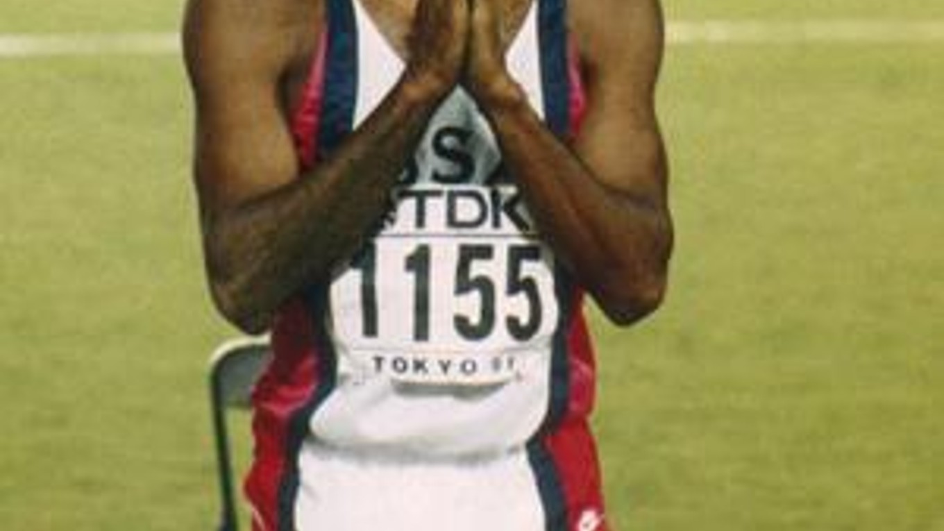 Modlitba amerického svetového rekordéra v diaľke Mika Powella (895 cm) v Tokiu, keď Lewis skákal svoj posledný pokus.