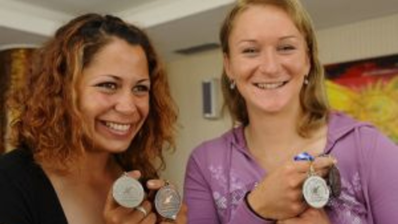 Na snímke strieborné a bronzové madailistky v K2 Martina Kohlová (vľavo) a Ivana Kmeťová (vpravo) po návrate z júnových ME v rýchlostnej kanoistike v nemeckom Brandenburgu.