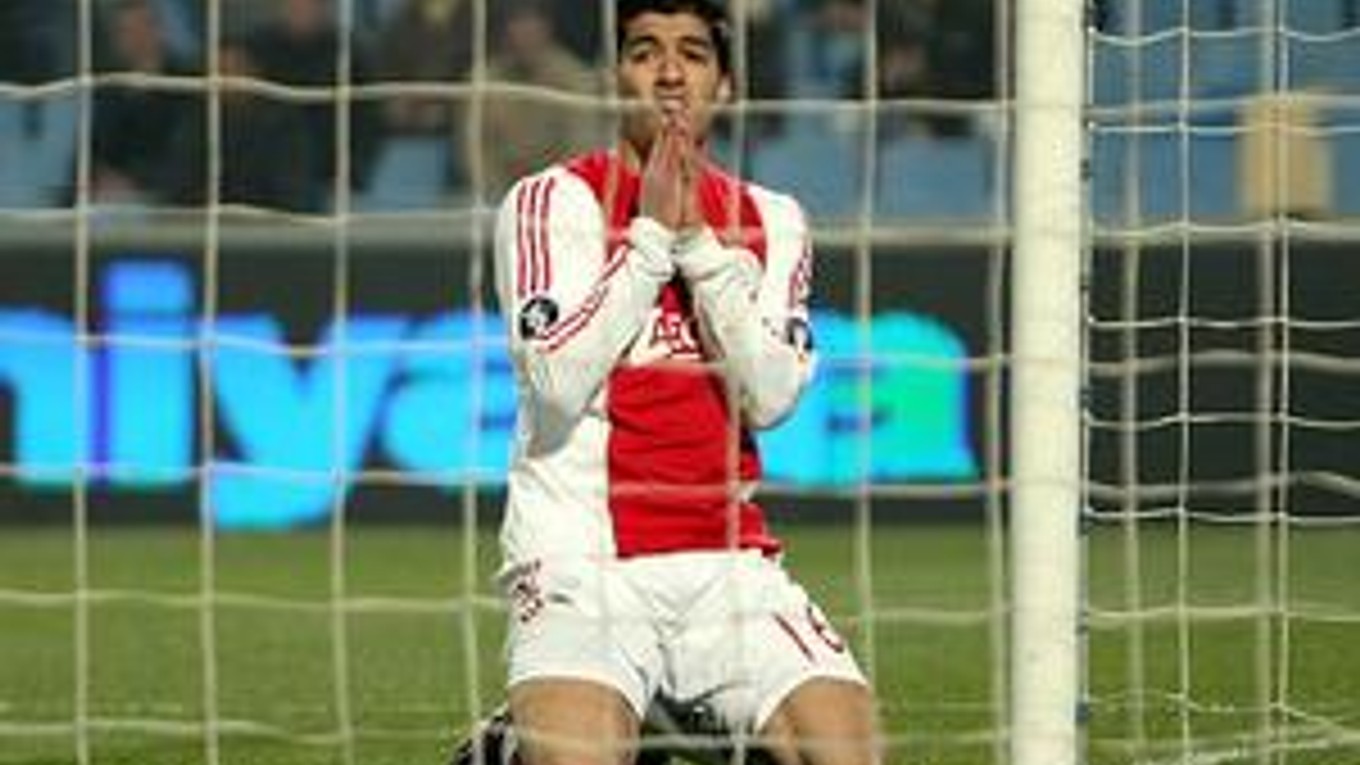 Kapitánom Ajaxu je uruguajský futbalista Luis Suárez.