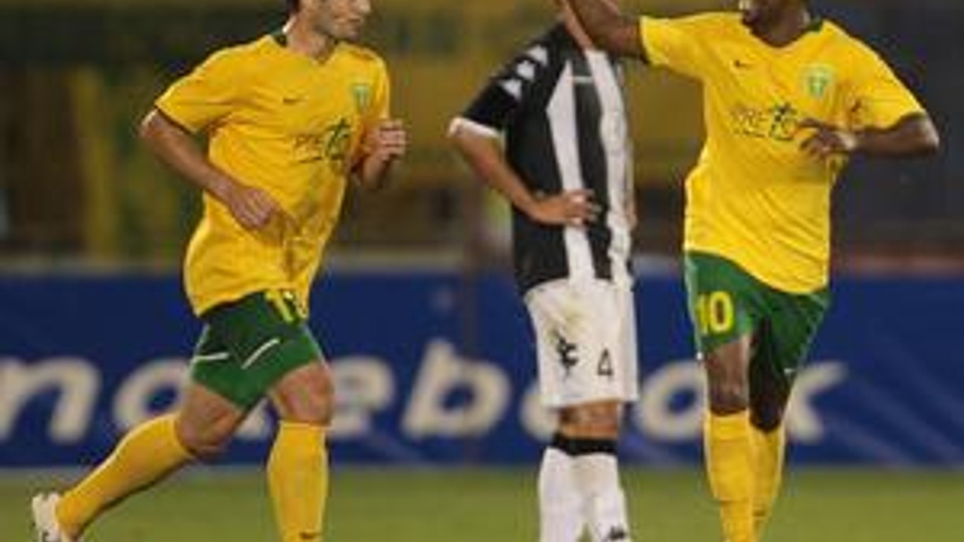 Žilinčan Adauto (vpravo) sa raduje z gólu z penalty počas prvého zápasu play off Európskej ligy proti Partizanu Belehrad.