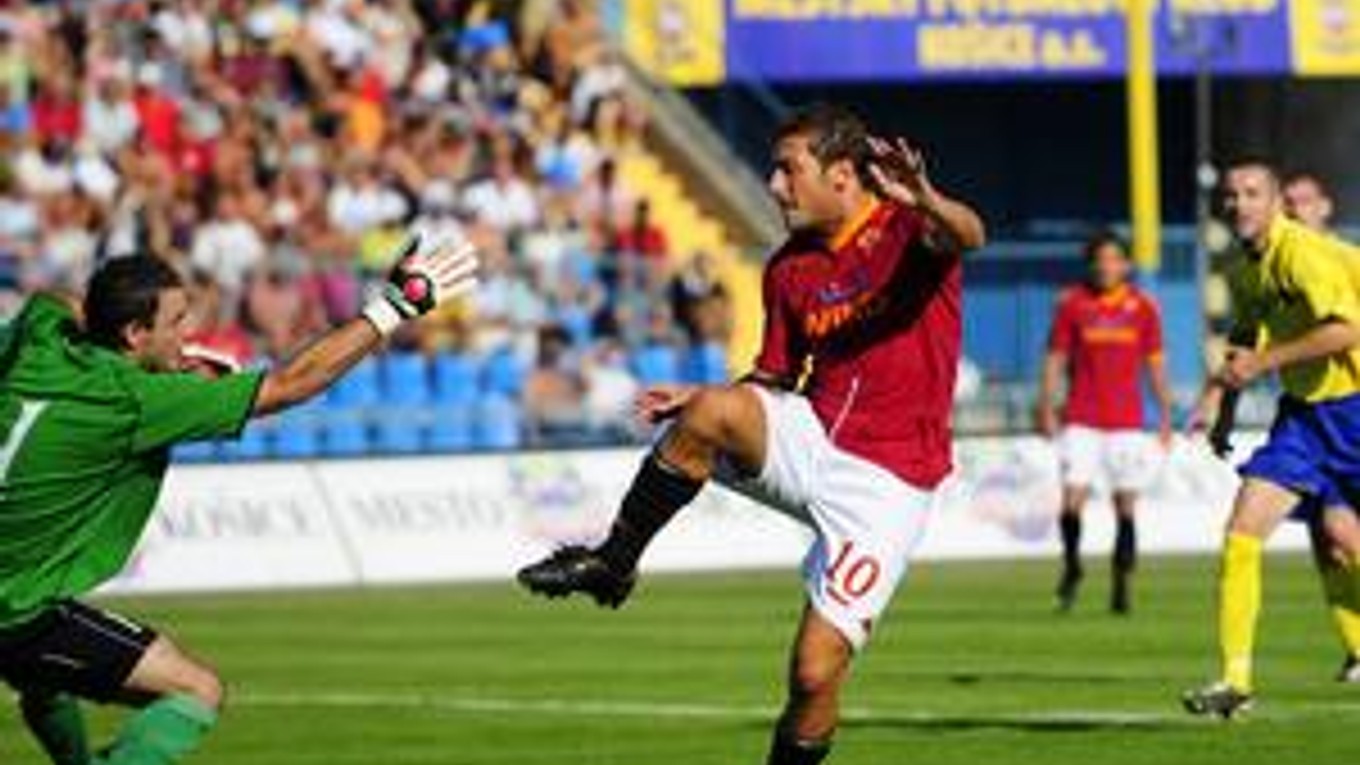 Hviezda Rimanov Francesco Totti v jednom z nájazdov na brankára Košíc Schrenga.