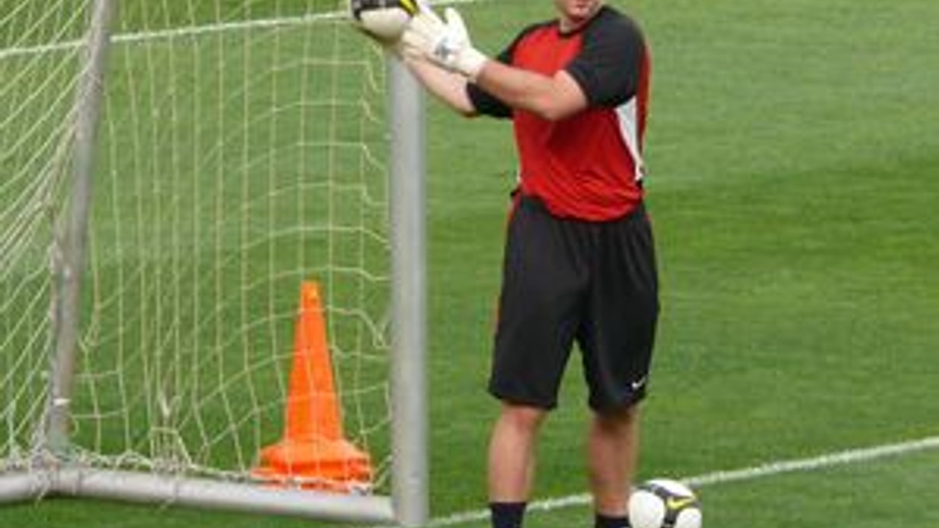 Dušan Perniš na včerajšom tréningu. Zaberal najmä rukami.