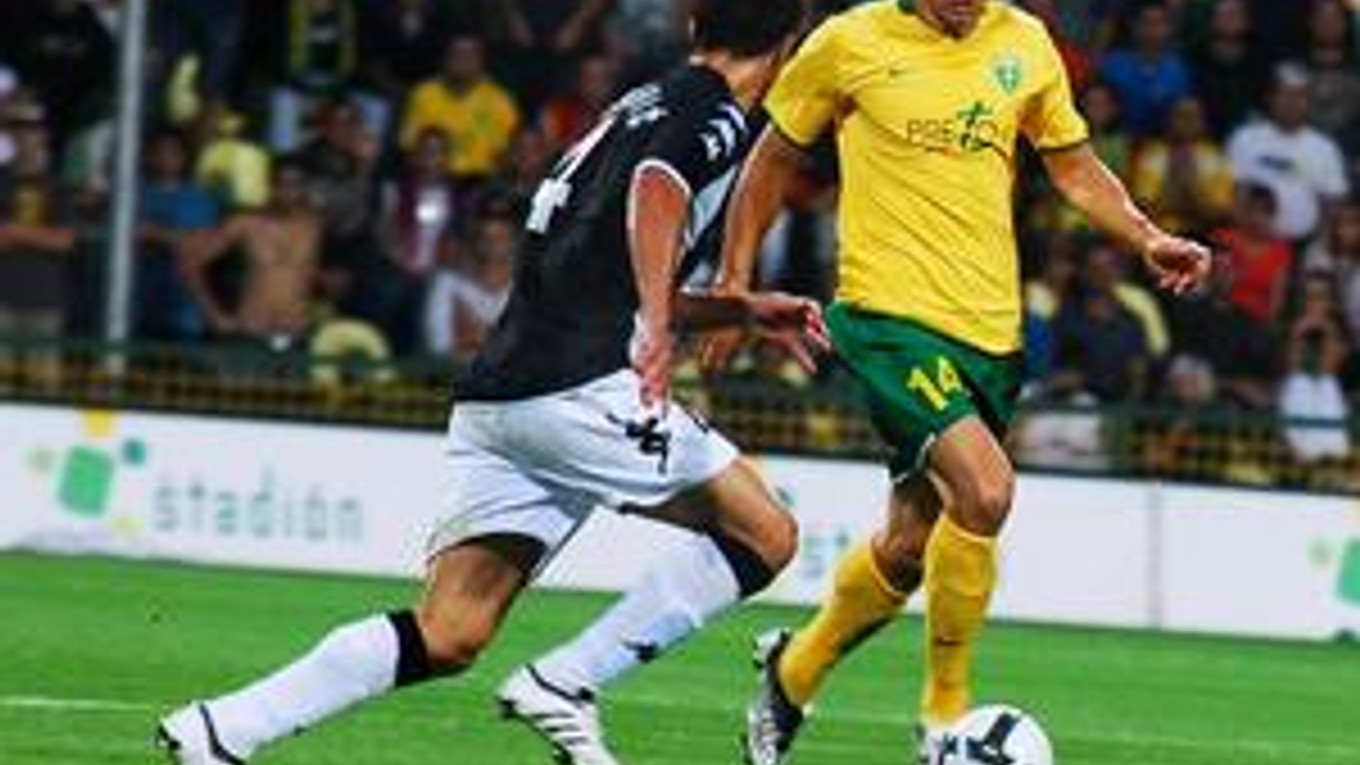 Prenikajúceho hráča MŠK Žilina Tomáša Oravca (vpravo) sa snaží zastaviť hráč Partizanu Belehrad Nenad Djorajevič.