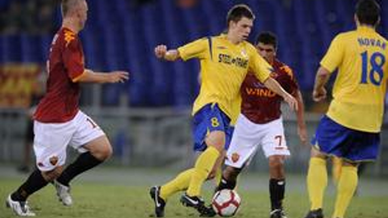 Na snímke uprostred futbalista Timon Dobias z Košíc, vpravo sa pozerá jeho spoluhráč Ján Novák.