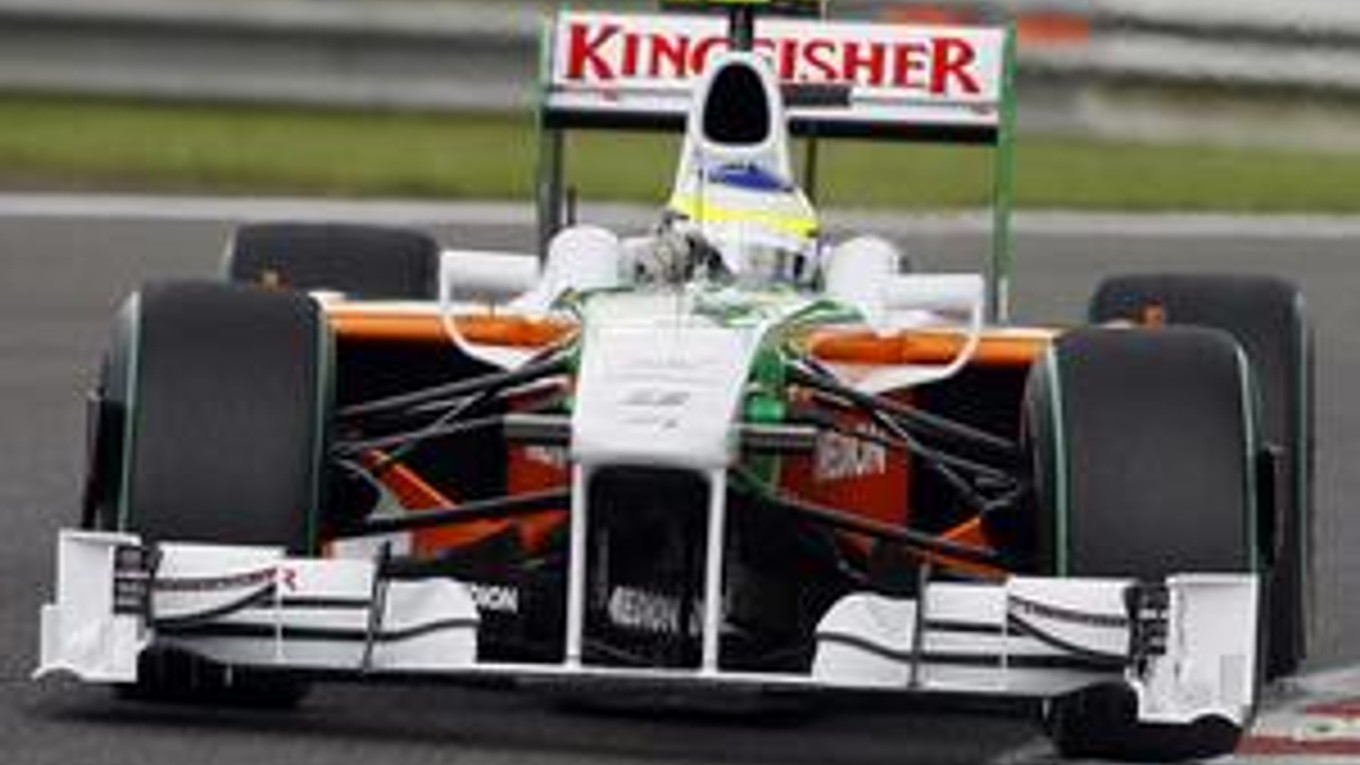 Talian Giancarlo Fisichella zo stajne Force India odštartuje na Veľkej cene Belgicka z prvého miesta.