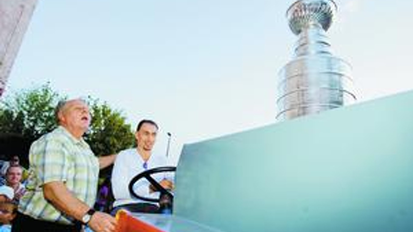 Miroslav Šatan za volantom rolby, ktorou doviezol Stanley Cup zo štadióna na topoľčianske námestie.
