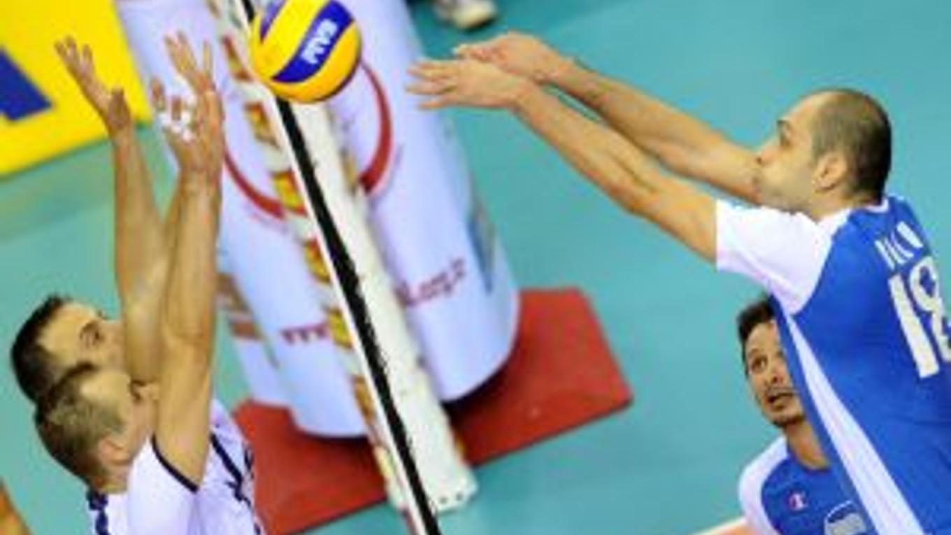 Na snímke vľavo dvojica brániacich Slovákov v pozadí Tomáš Kmeť (v pozadí), Martin Nemec (v popredí) blokujú pokus hráča gréckeho tímu Zlatka Baeva (vpravo v popredí zľava), v pozadí sa prizerá Grék Konstantinos Prousalis.