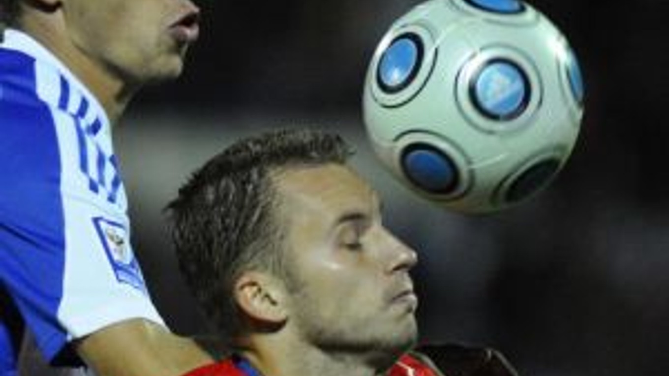 Slovák Hološko v súboji s Čechom Kadlecom.