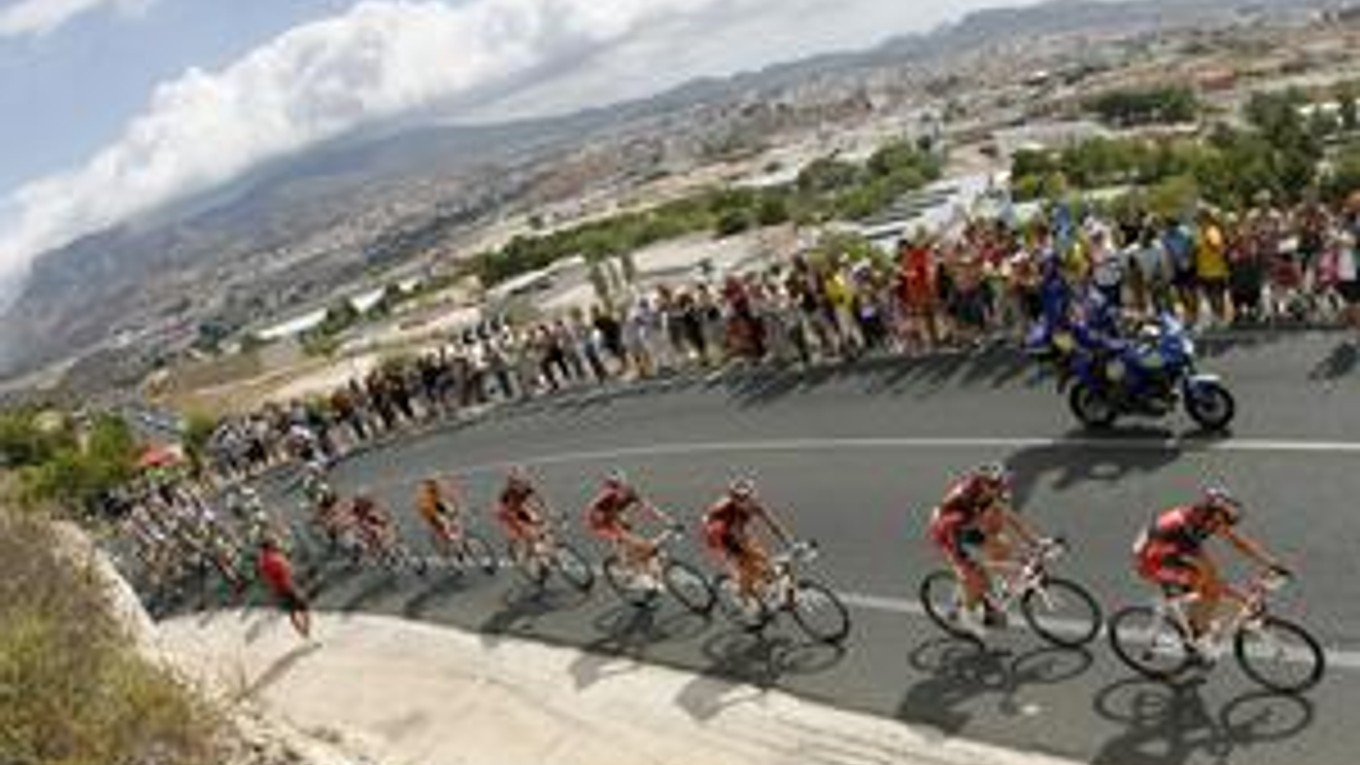 Pelotón počas 10. etapy cyklistický pretekov Vuelta a Espaňa.