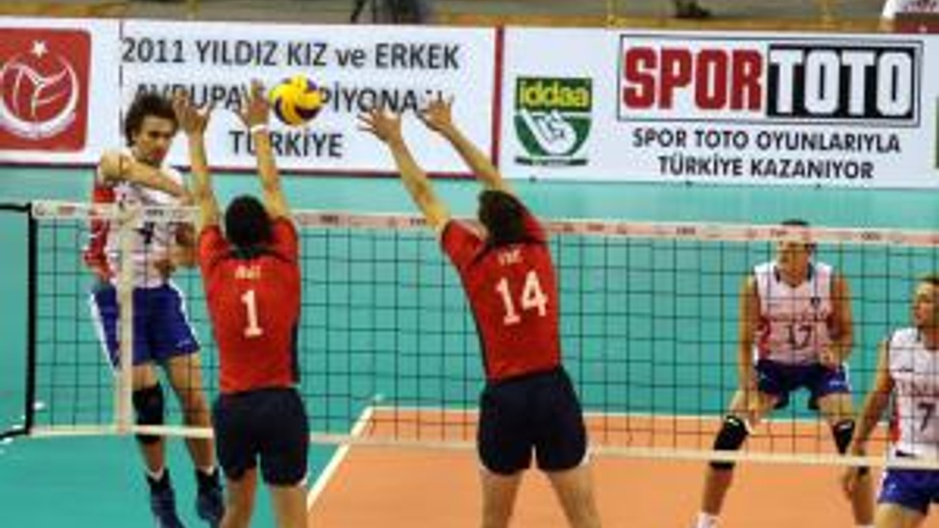 Francúzsky univerzál Rouzier smečuje proti slovenskému dvojbloku Bencz (1), Kmeť (14).