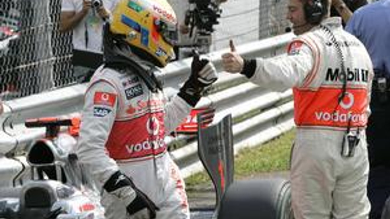 Lewis Hamilton (vľavo) si vybojoval pole position na VC Talianska.