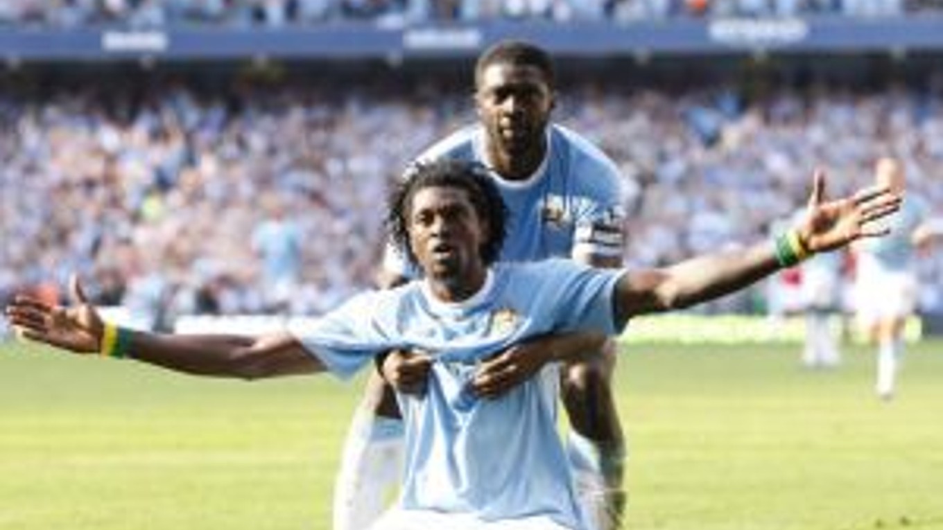 Adebayor so spoluhráčom Kolom Tourém.