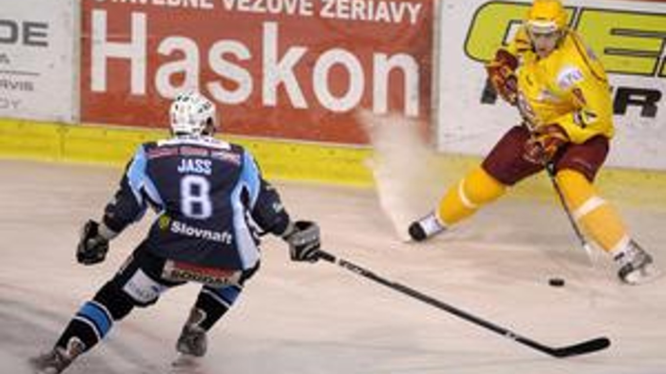 Tibor Radulay z Trenčína (vpravo) sa snaží zbaviť obrancu Marisa Jassa z Nitry.