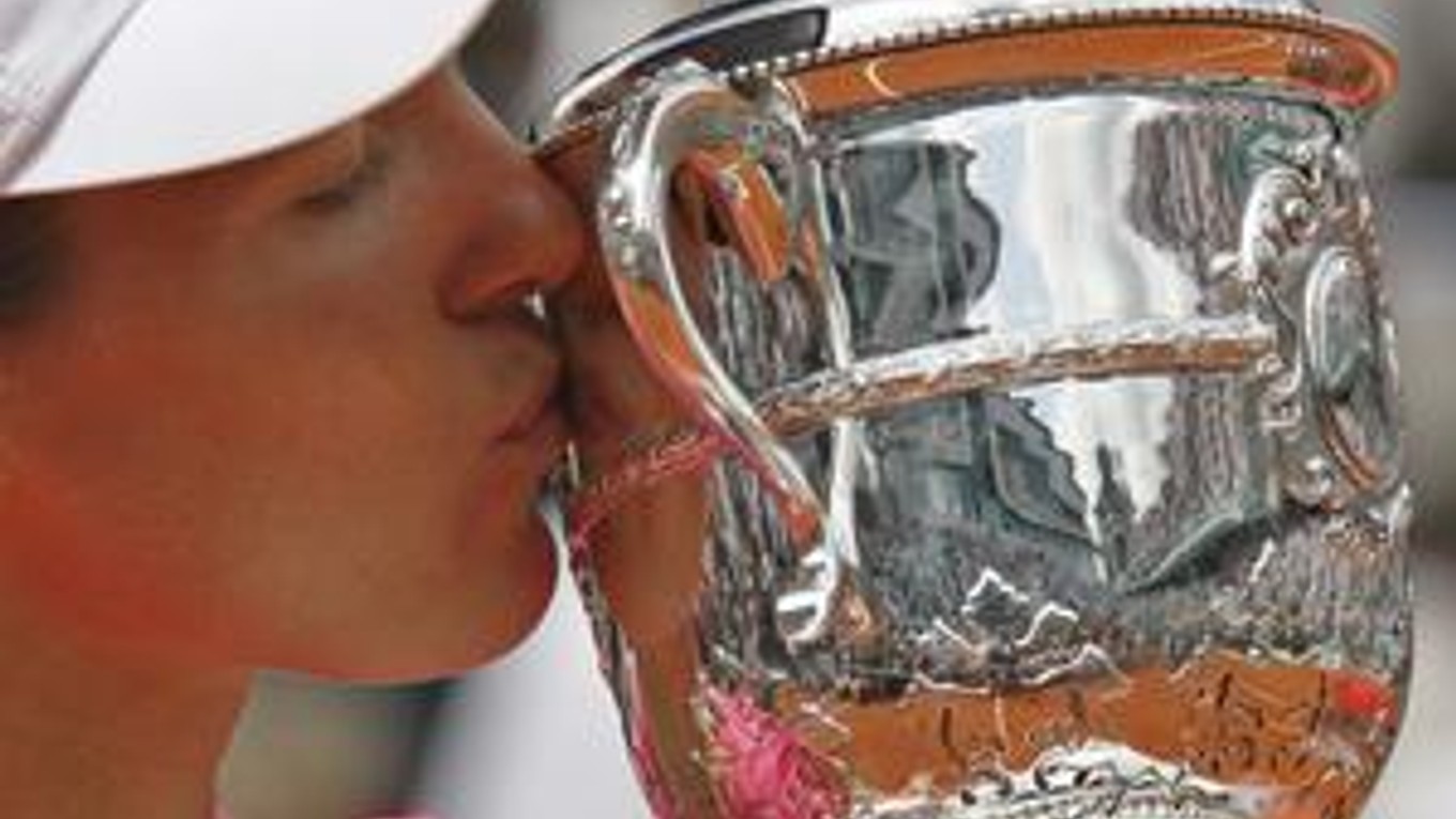 Belgičanka Justine Heninová s víťaznou trofejou z Roland Garros.
