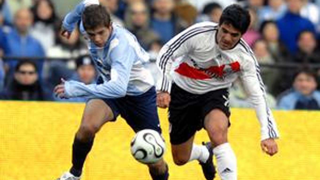 Ariel Ortega (vpravo) v súboji o loptu s Leandrom Grimim.