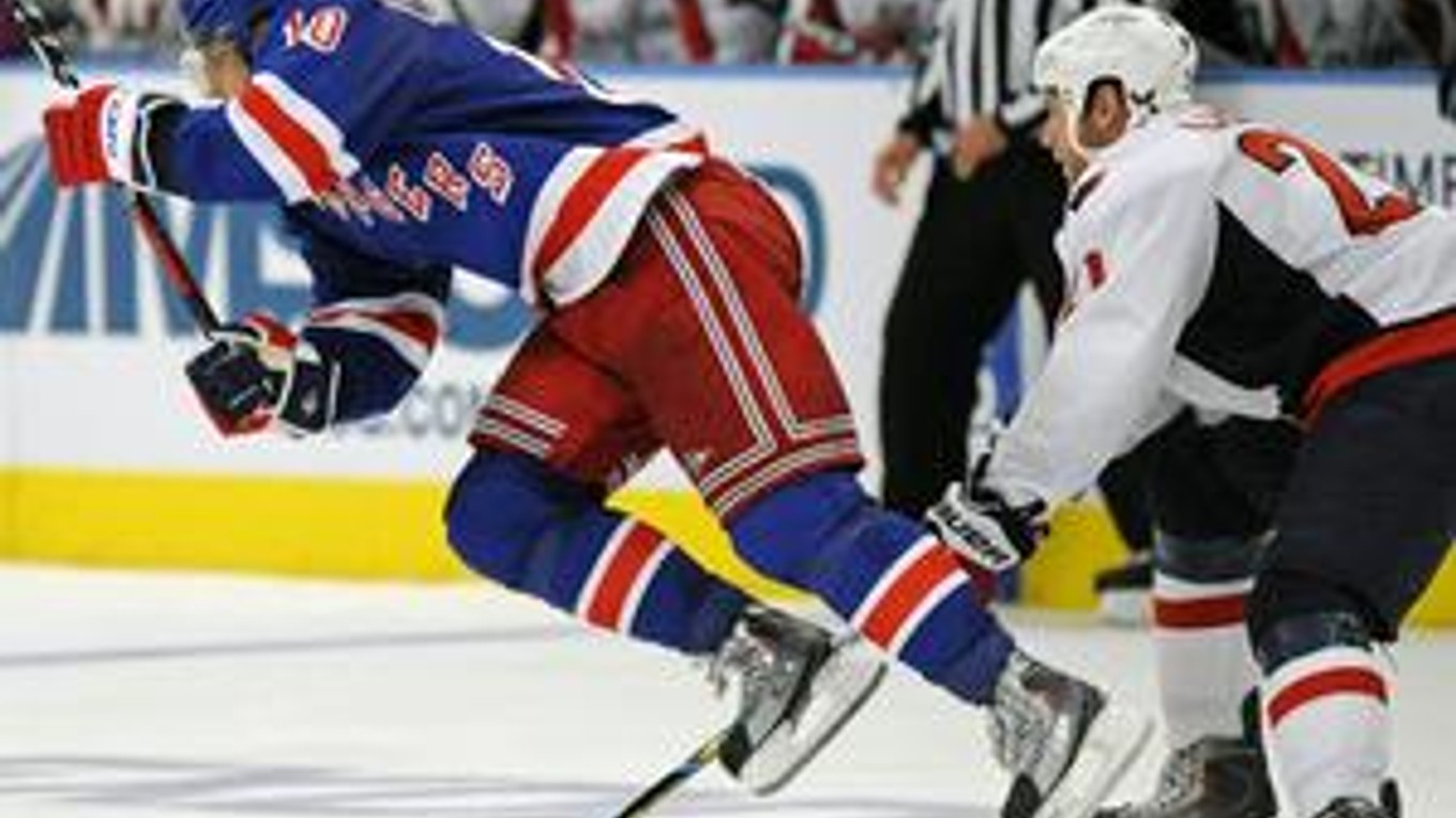 Útočník New York Rangers Marían Gáborík (vľavo) padá cez hokejku Brooksa Laicha.
