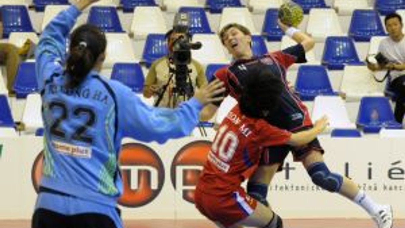 Lýdia Jakubisová zo Slovenska (vpravo) bránená Seonmi Lee (v strede) pred brankárkou Kyeonghu Moon z Kóreji