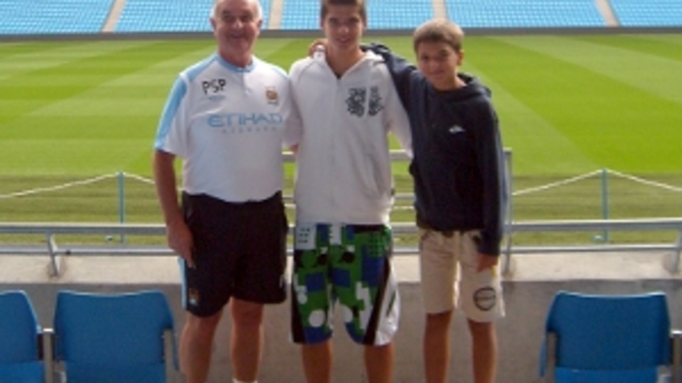 Jakub (v strede) a Matej Kosorínovci na štadióne Man City so svojím sprievodcom.