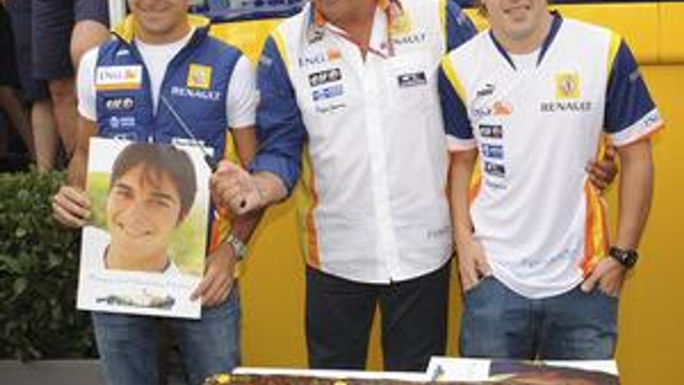 Od budúcej sezóny neostane v tíme Renault ani jeden z trojice Flavio Briatore (uprostred), Fernanndo Alonso (vpravo) a Nelson Piquet jr.