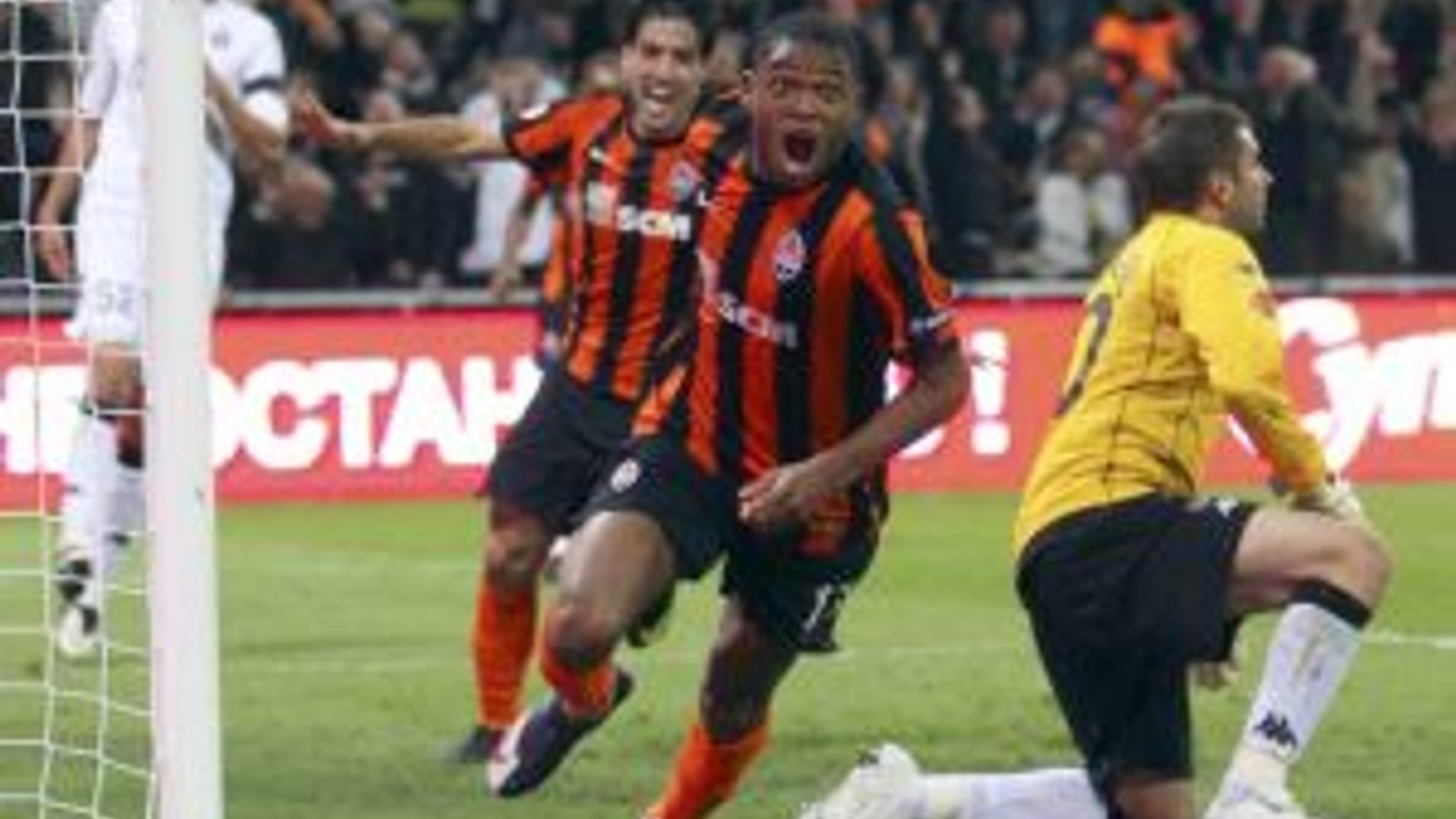 Luis Adriano zo Šachtaru oslavuje svoj gól do siete Partizanu.
