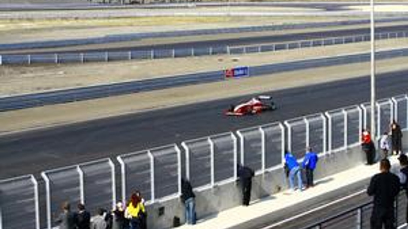 Už aj Slovensko má motoristickú trať s parametrami na svetové preteky.