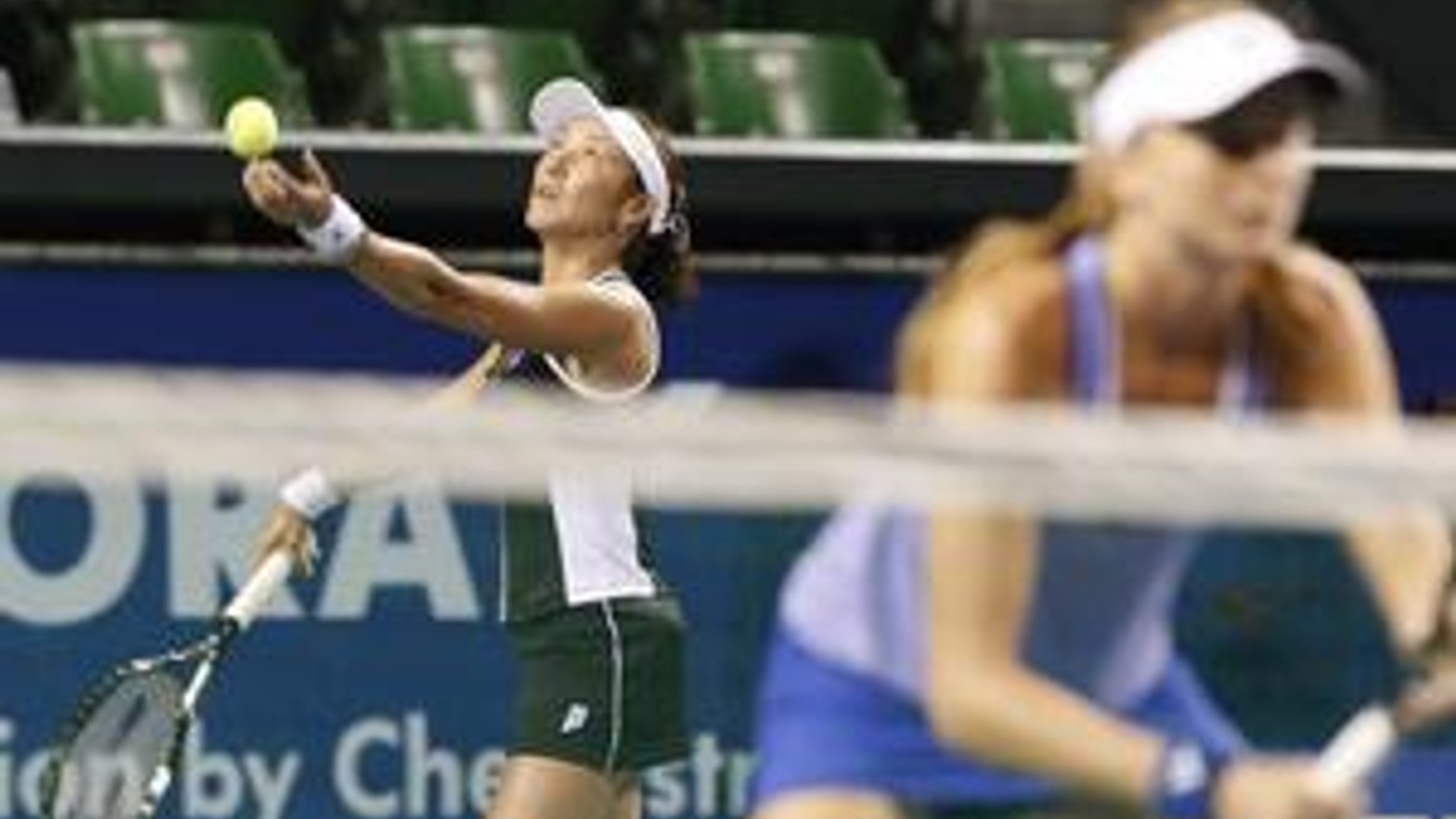 Japonka Ai Sugijamová (vľavo) na podaní, pri sieti stojí Daniela Hantuchová.