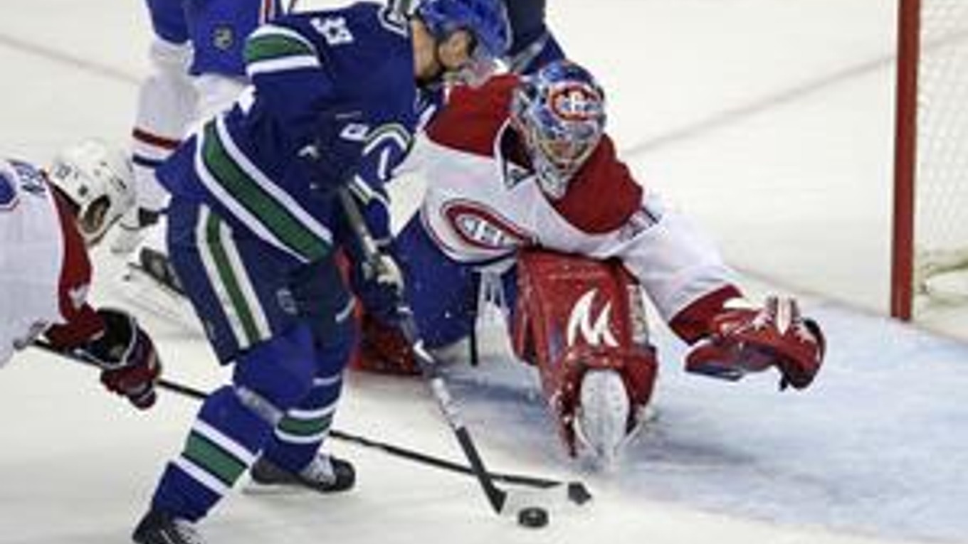 Henrik Sedin (vpravo) dáva gól brankárovi Montrealu Careymu Priceovi.