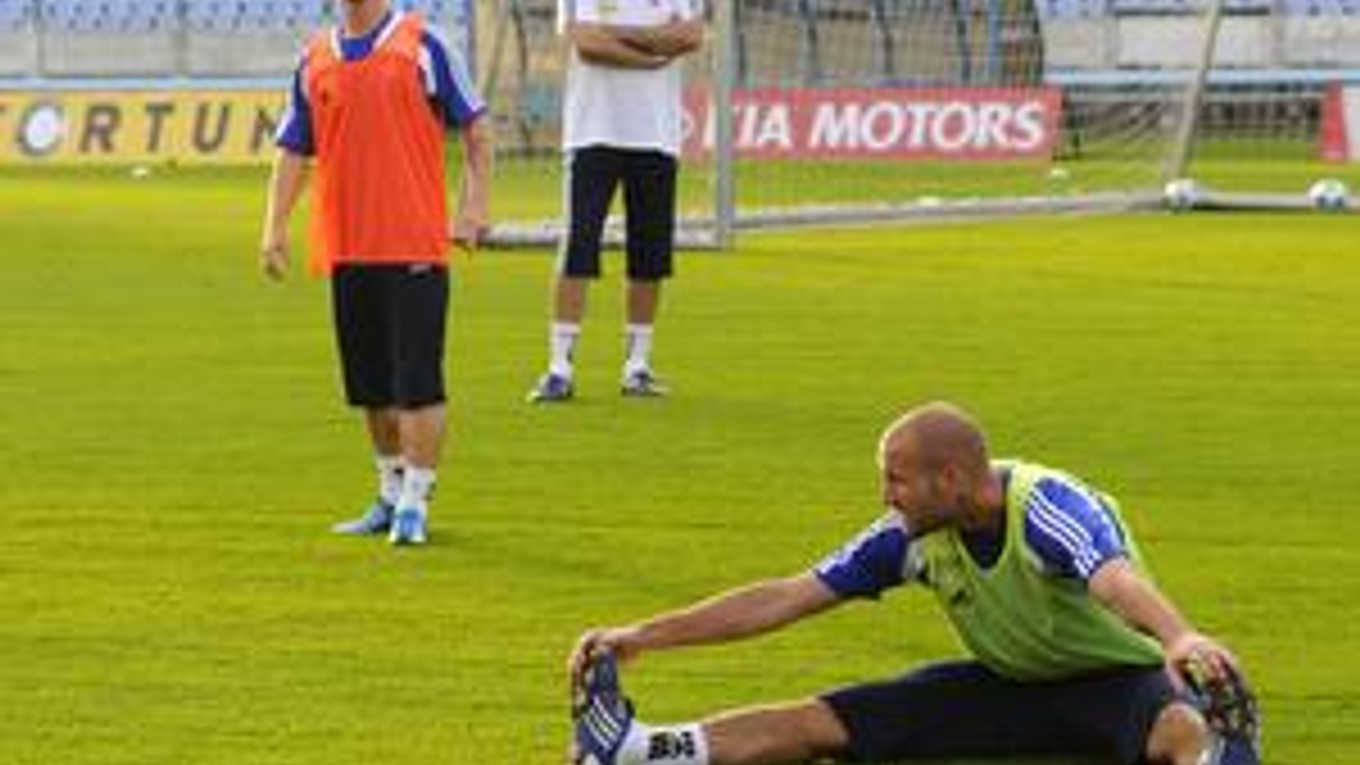 Róbert Vittek (vpravo), tréner slovenskej futbalovej reprezentácie Vladimír Weiss (uprostred) a Miroslav Stoch počas tréningu.