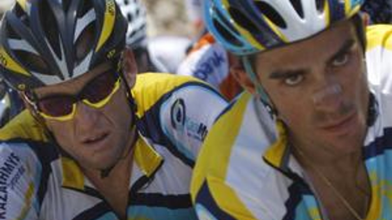 Lance  Armstrong (vľavo) a Alberto Contador.