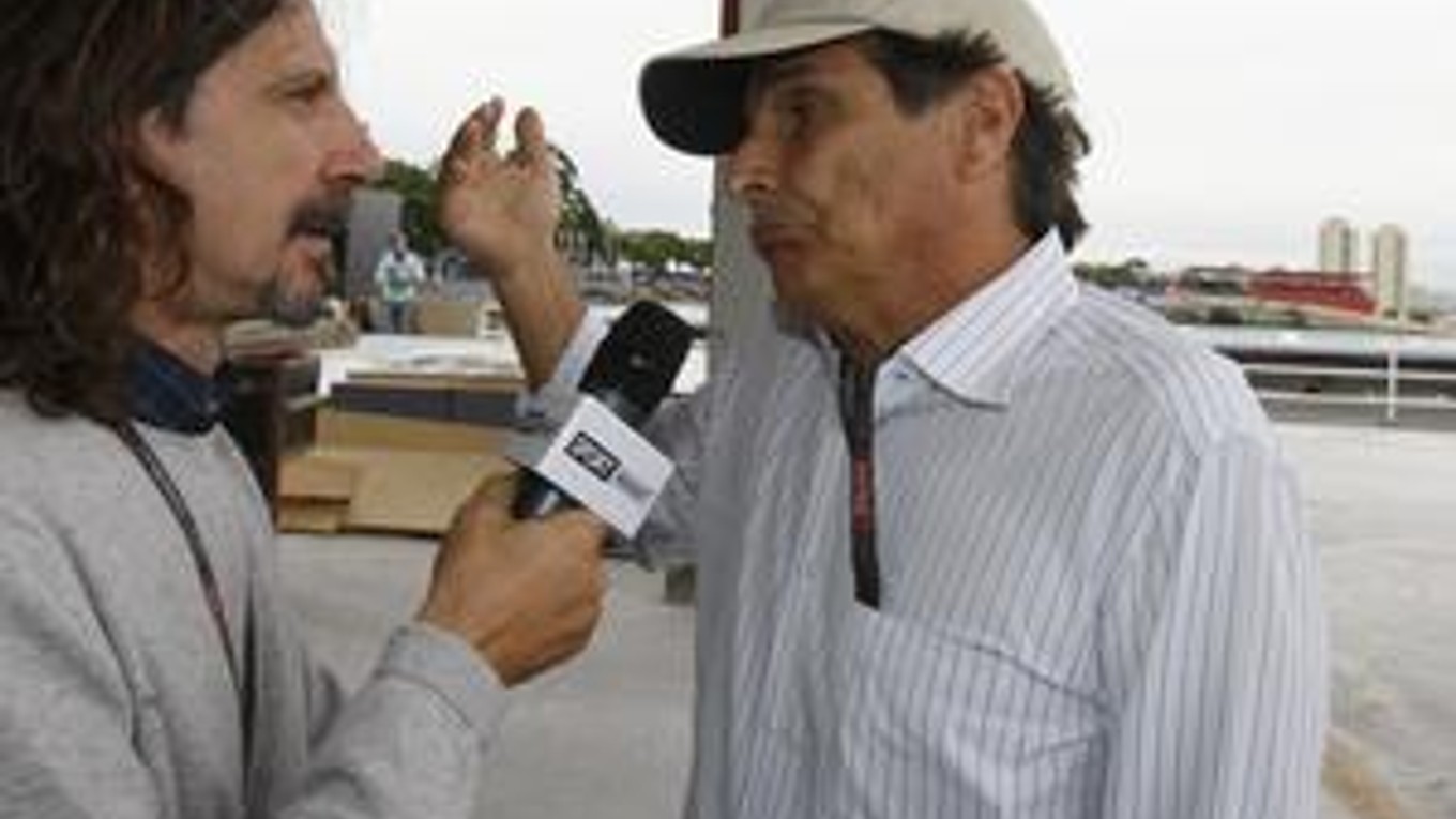 Nelson Piquet senior (vpravo) v rozhovore pred Veľkou cenou Brazílie v Sao Paulo.