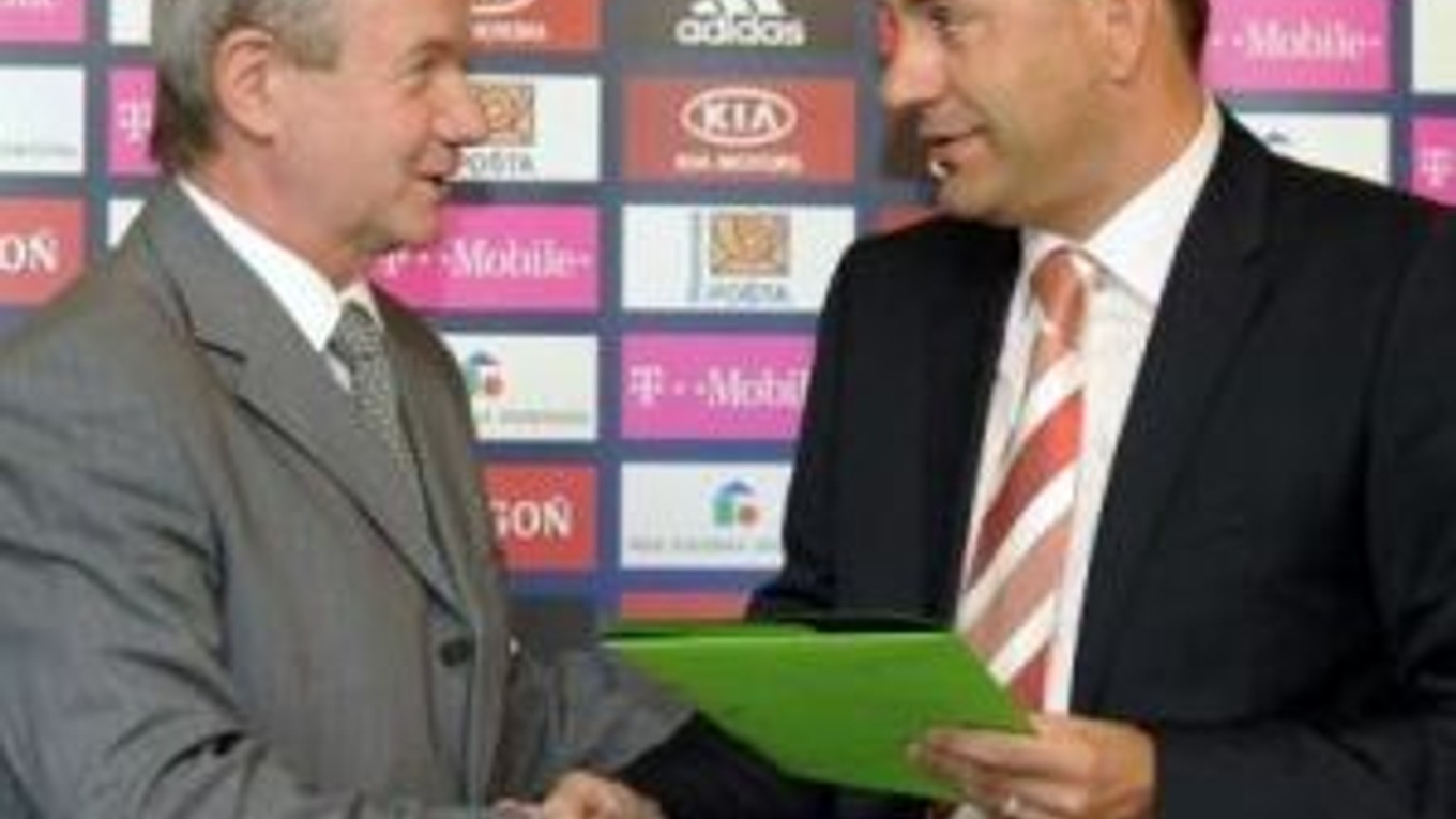 7. júla 2008 si prezident SFZ František Laurinec (vľavo) a Vladimír Weiss st. takto potriasli rukou, čo bolo formálne spečatenie nástupu skúseného trénera na reprezentačnú lavičku. O vyše 15 mesiacov je dôvod na jej predĺženie, veď Weiss st, doviedol svoj