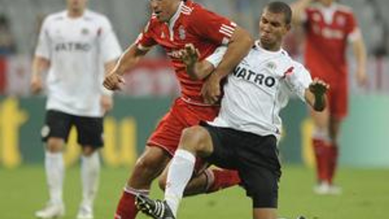 Luca Toni z Bayernu (vľavo) v súboji o loptu s Danielom Gordonom z Oberhausenu.