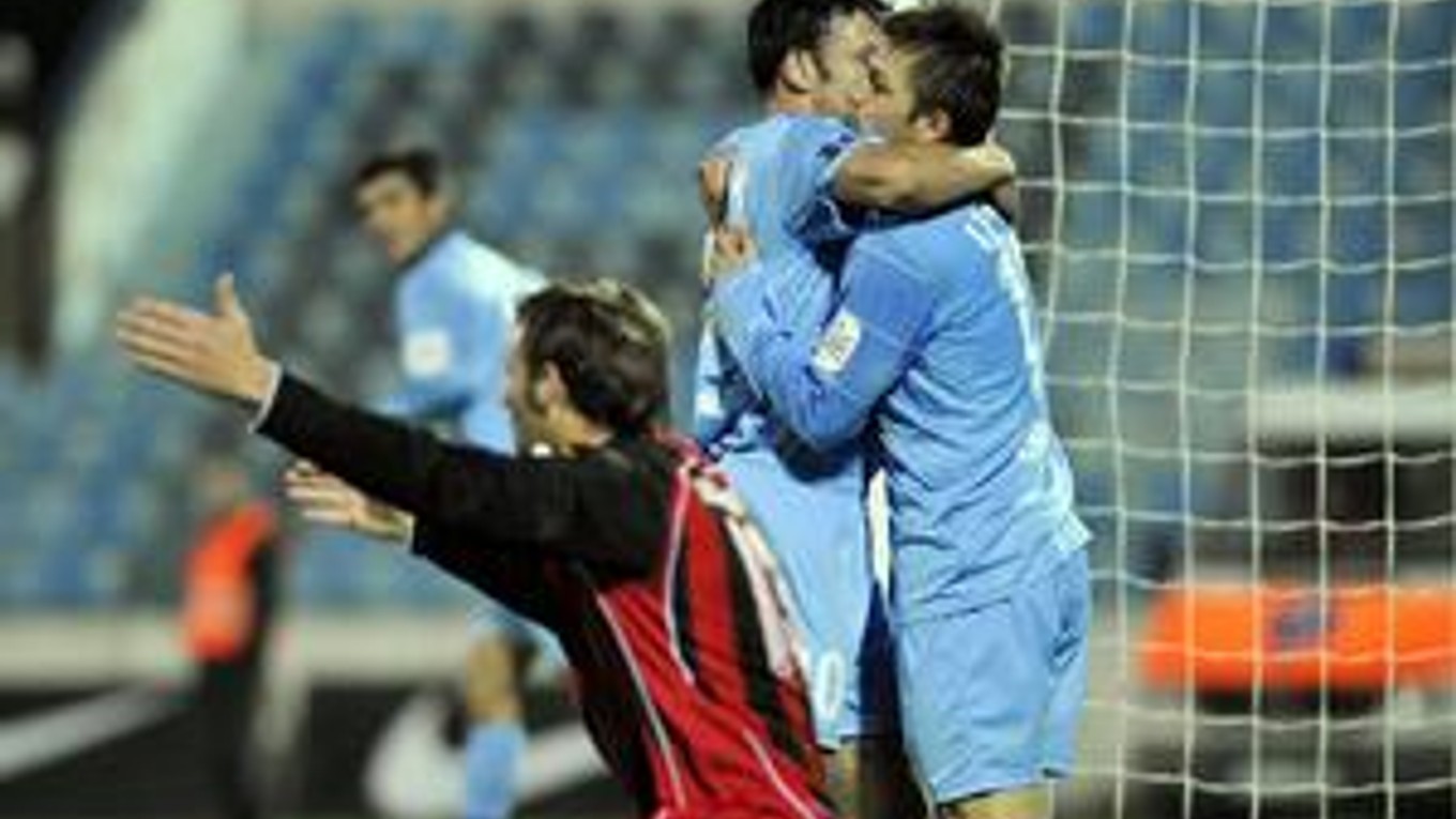 Radosť hráčov Slovana Milana Ivanu (vpravo) a Samuela Slováka po vyrovnavajúcom góle na 1:1.