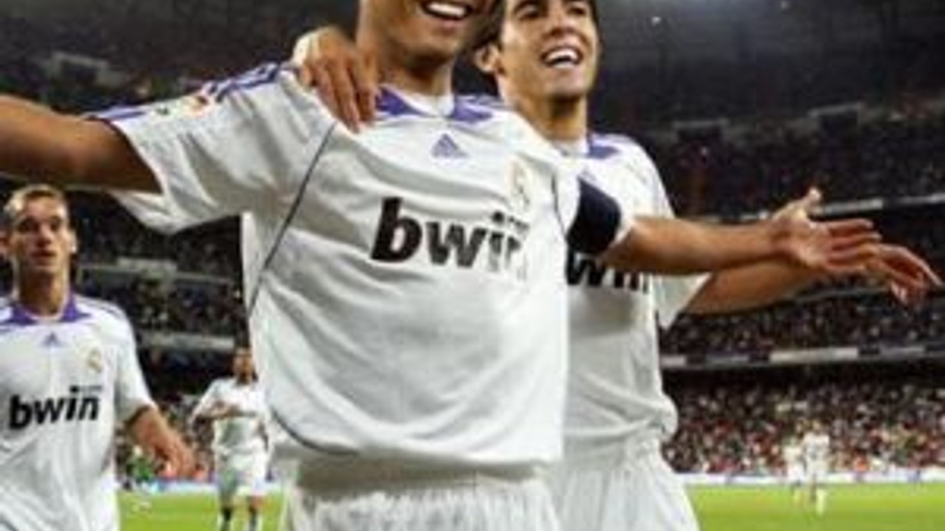 Cristiano Ronaldo (vľavo) a Kaká sa stali v lete 2009 najdrahšími posilami Realu.