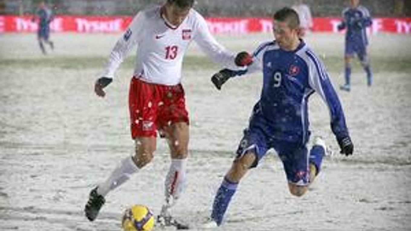 Stanislav Šesták (vpravo) v súboji o loptu s Jaroslawom Biieniukom.