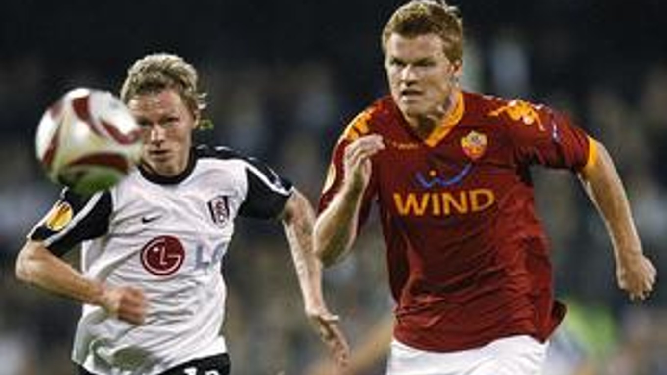 John Arne Riise (vpravo) a Bjorn Helge Riise v bratskom súboji.