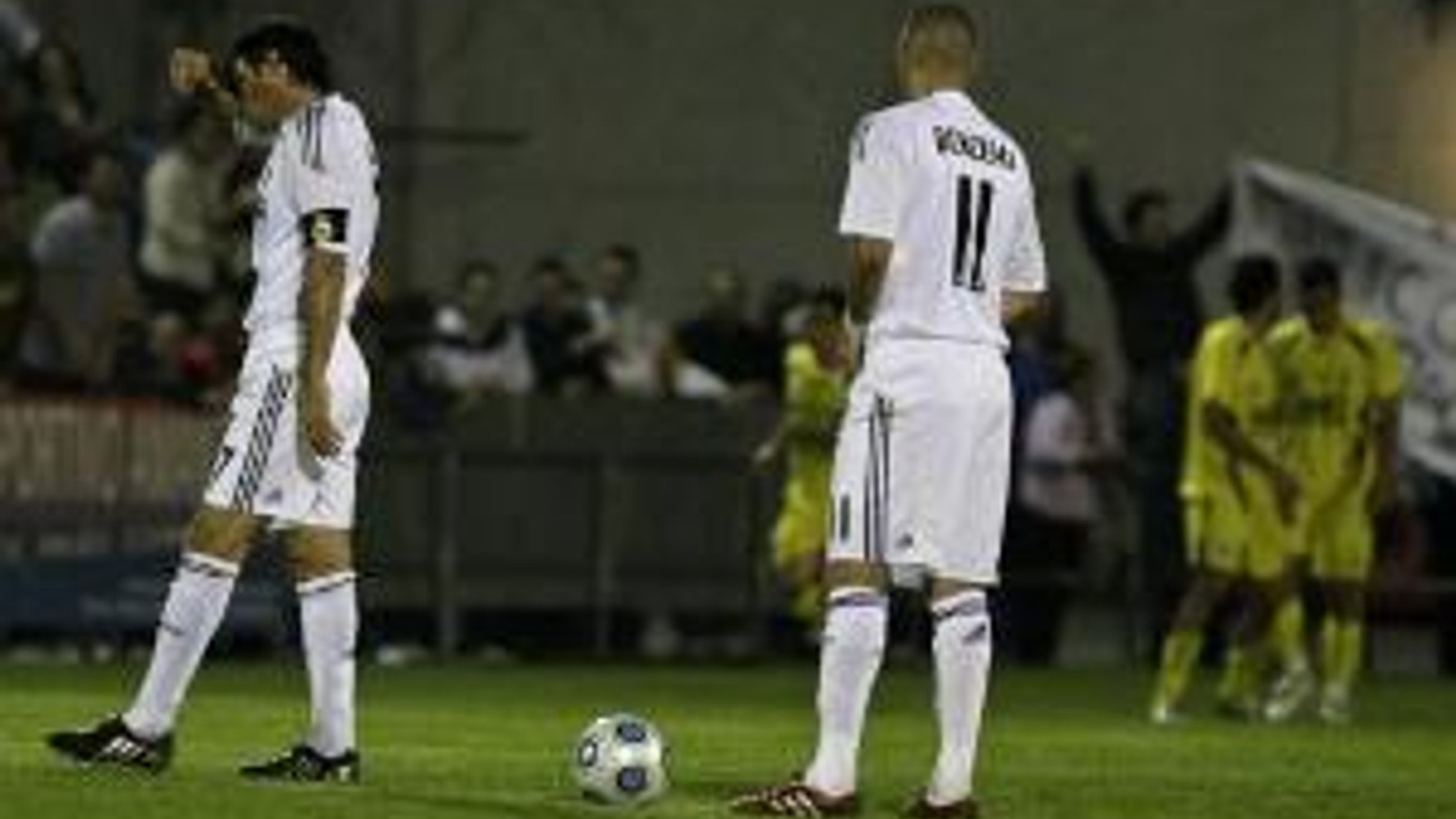 Raúl González (vľavo) a Karim Benzema z Realu Madrid po góle Alcorconu v zápase španielskeho Kráľovského pohára.