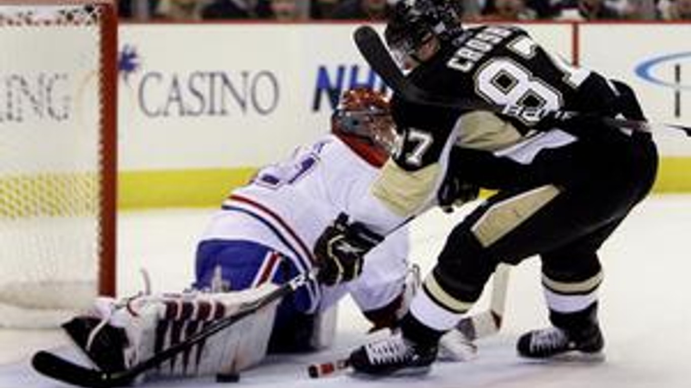 Sidney Crosby z Pittsburghu (vpravo) strieľa gól do siete Jaroslava Haláka.