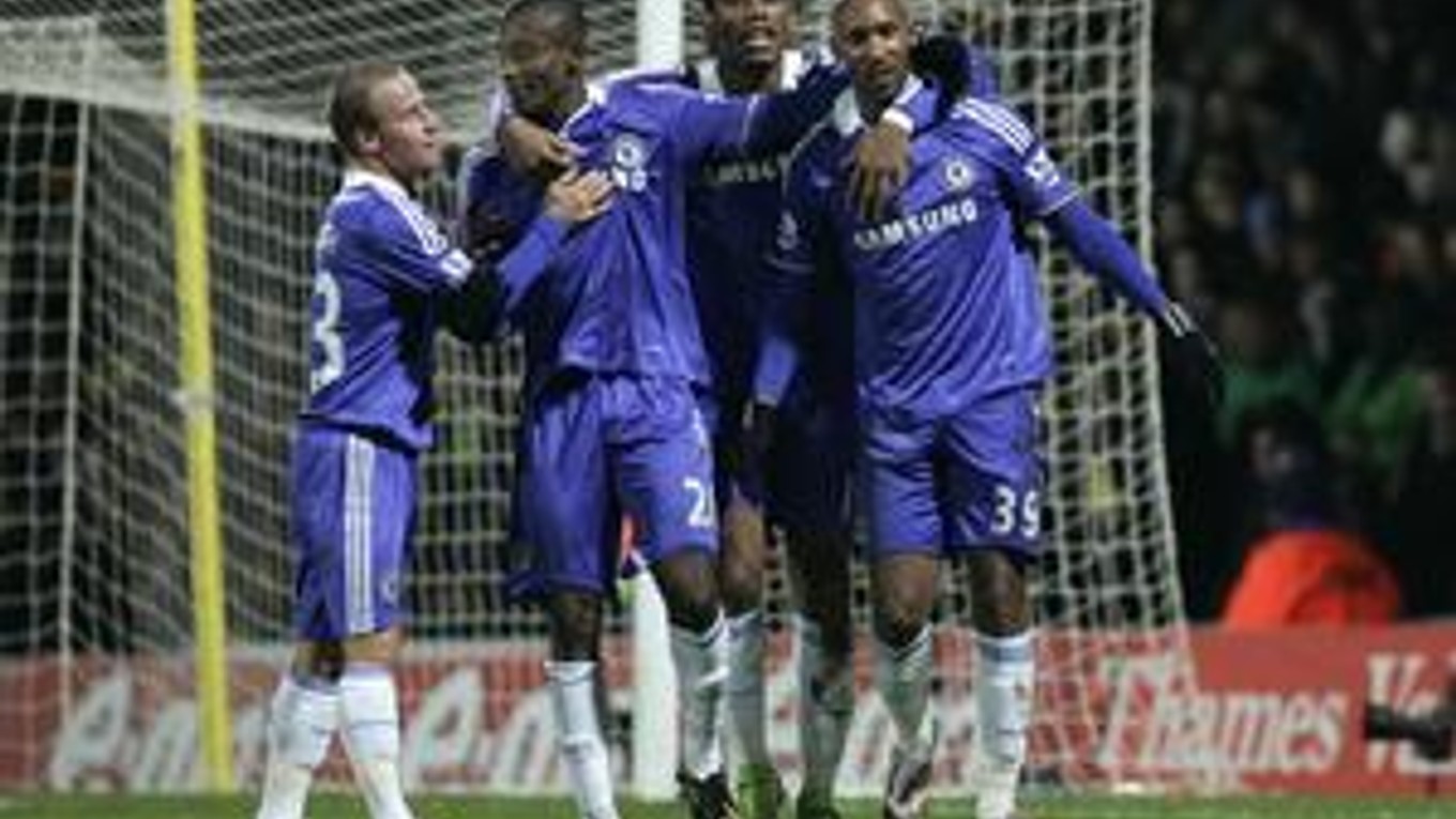 Miroslav Stoch (vľavo) sa teší z jedného z gólov FC  Chelsea v súperovej sieti,  so spoluhráčmi Salomonom Kaloum,  Didierom Drogbom a Nicolasom Anelkom (vpravo).