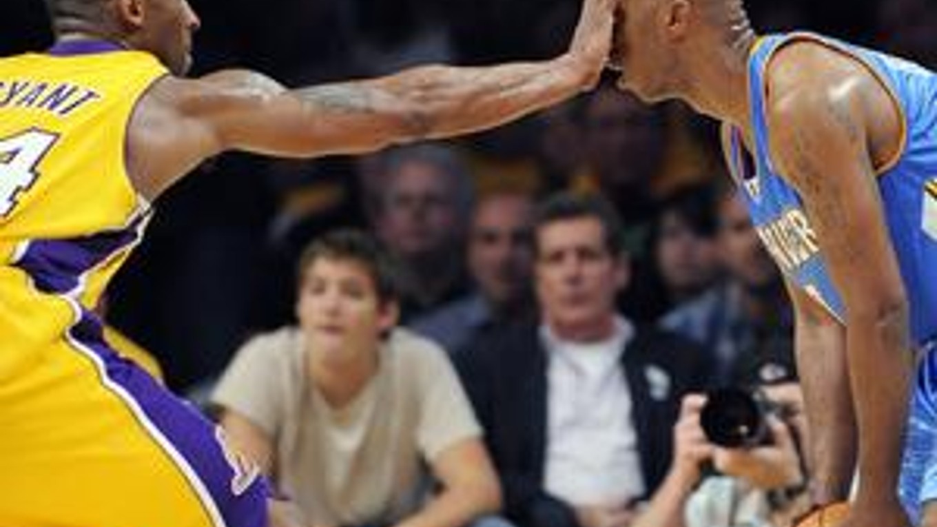 Kobe Bryant (vľavo) a Chauncey Billups.