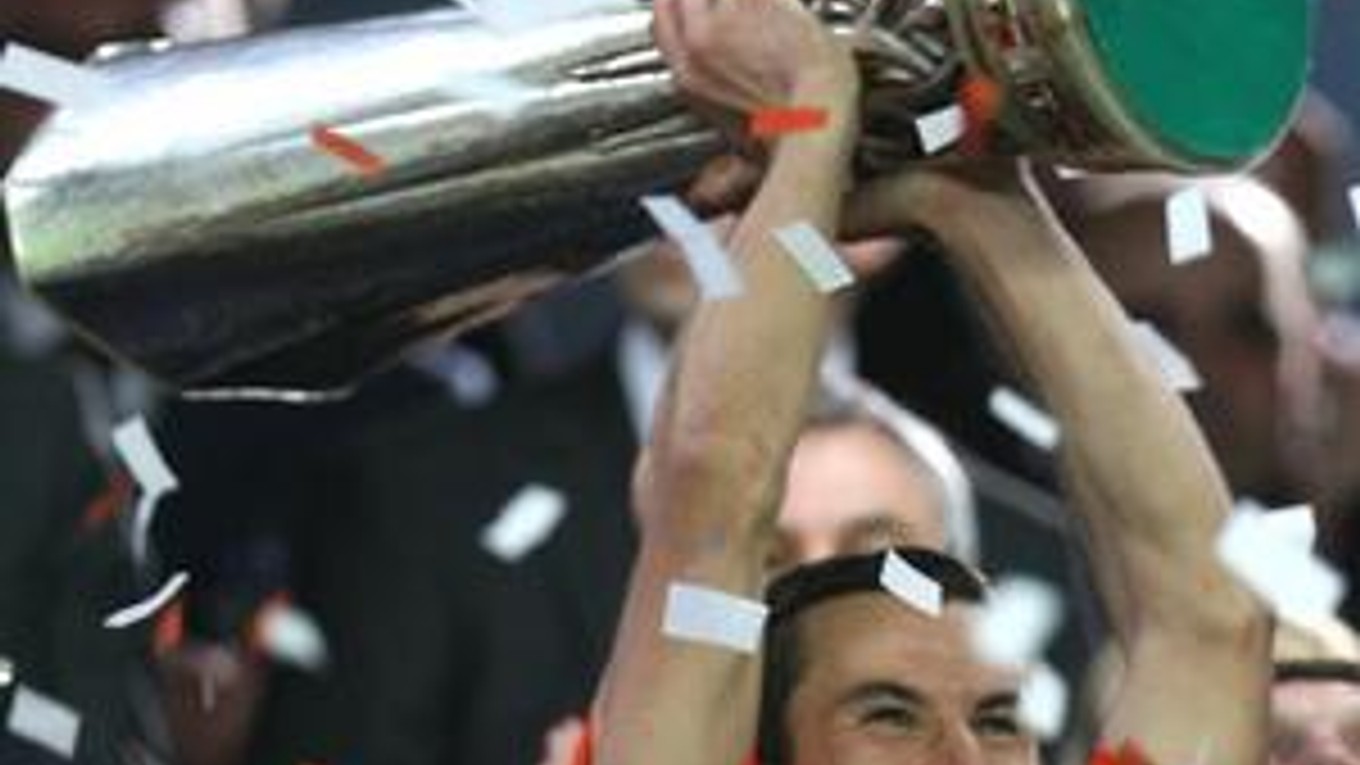 Darijo Srna zo Šachťaru s víťaznou trofejov.