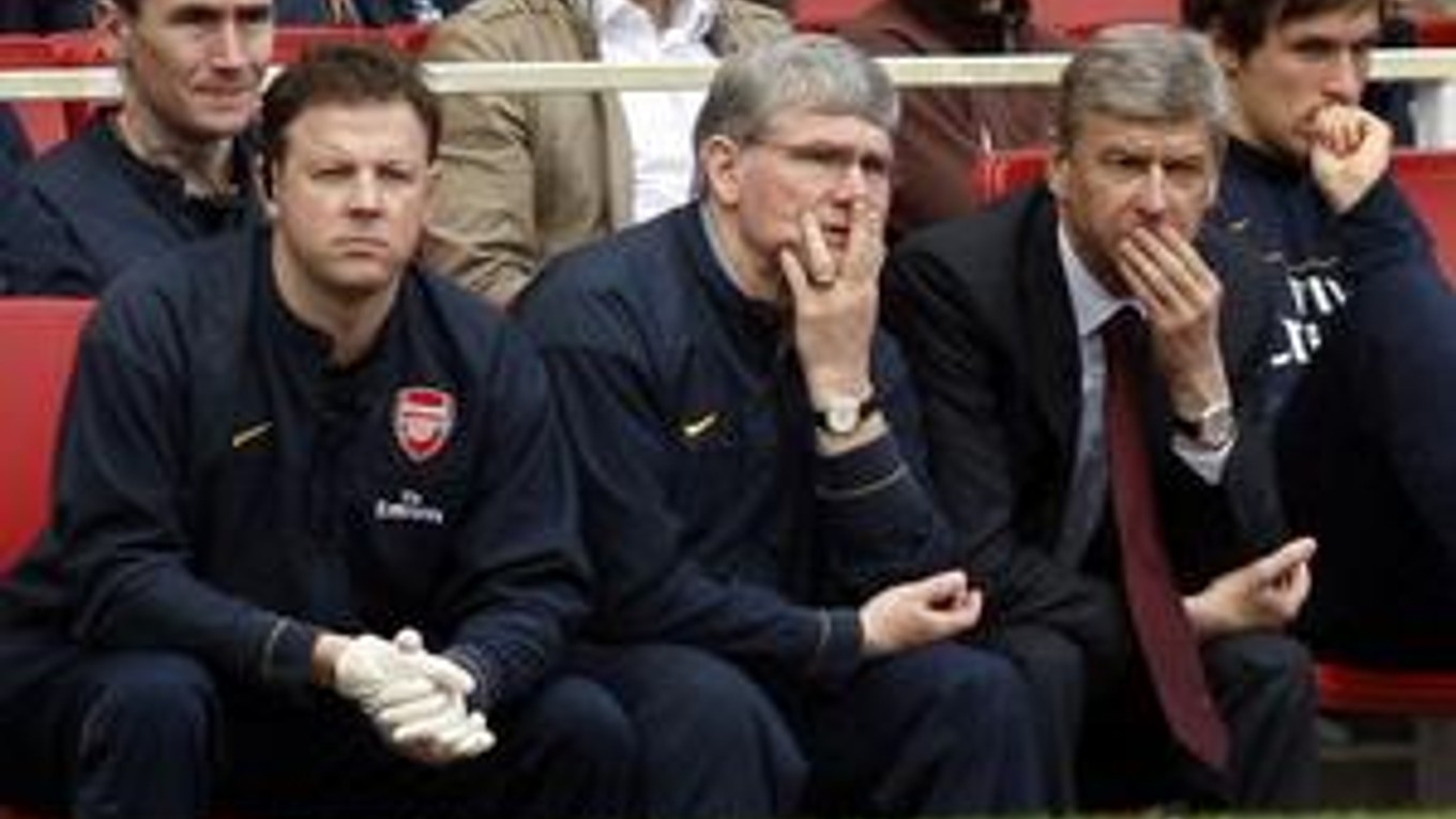 Arsene Wenger (vpravo) zostane na ľavičke Arsenalu.