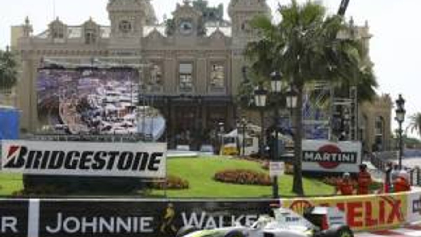 Jenson Button počas kvalifikácie na VC Monaka.