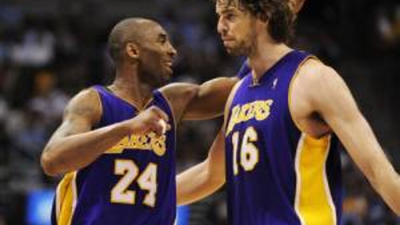 Dve najväčšie hviezdy Los Angeles Lakers Kobe Bryant s Pauom Gasolom.