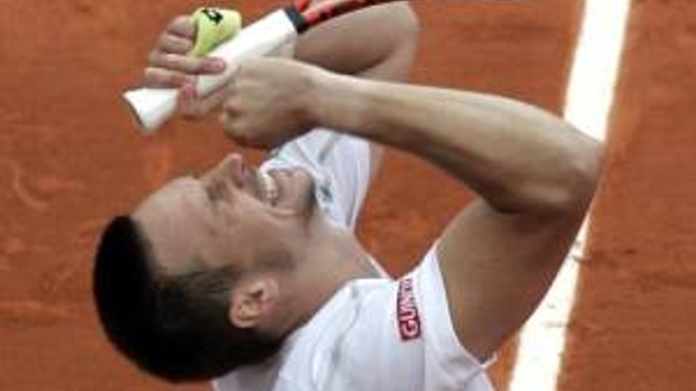Švédsky tenista Robin Soderling sa raduje z víťazstva nad Španielom Rafaelom Nadalom v osemfinále grandslamového turnaja Roland Garros.