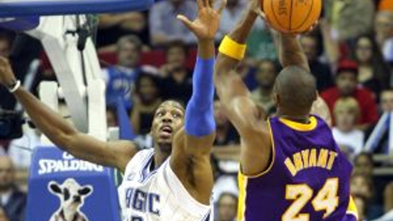 Kobe Bryant a Dwight Howard zvedú súboj o majstra NBA.