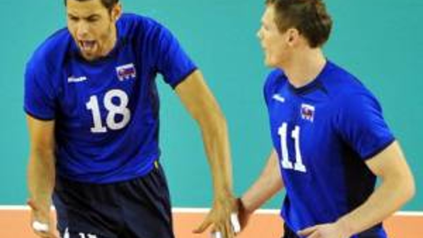 Slováci hostili 5.júna 2009 na popradskej palubovke v 1.kole Euroligy volejbalistov súperov z Portugalska. Na snímke vľavo Lukáš Diviš, vpravo Peter Janušek.