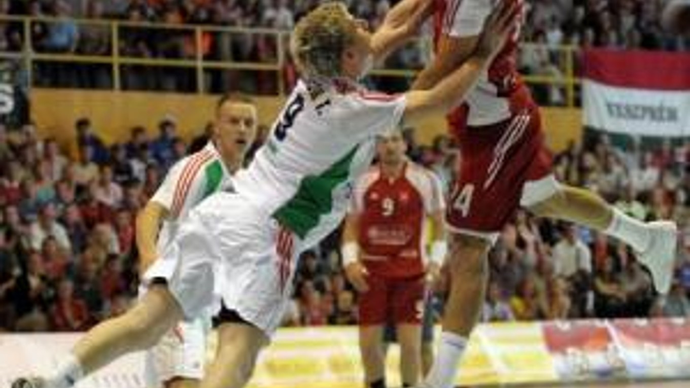 Martin Stranovský zo Slovenska (vpravo) bránený Tamásom Iváncsikom z Maďarska (vľavo) v kvalifikačnom zápase hádzanej mužov Slovensko - Maďarsko.
